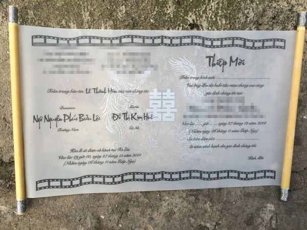 Mới đây, những hình ảnh thiệp cưới của nữ diễn viên/ca sĩ Nhật Kim Anh đã bị rò rỉ trên mạng khi cô gửi thiệp mời đến người thân bạn bè. Cũng như một số sao Việt khác, thiệp cưới của Nhật Kim Anh được thiết kế khá đặc biệt và lạ như một tấm sớ thời xưa. Theo như thông tin trên thiệp, đám cưới của nữ diễn viên Long thành cầm giả ca sẽ diễn ra vào ngày 27/12 tại nhà riêng.