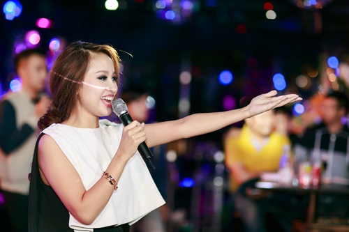 Thanh Van Hugo dan chuong trinh Cultural Mosaic hinh anh