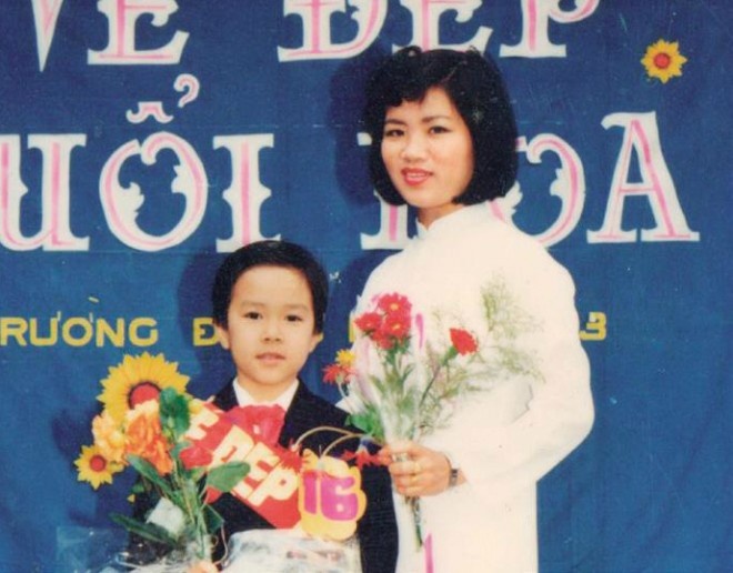 Lê Hiếu chụp ảnh cùng cô giáo chủ nhiệm năm lớp 5, khi đoạt giải nhất Hội thi tuổi Hoa Niên ở trường. Bảy tuổi, Lê Hiếu đã thành thạo nhạc cụ keyboard, lại hát hay, đẹp trai nên anh chàng rất tự tin.