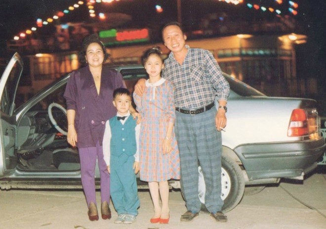 Tết năm 1990, bố chở ba mẹ con đi chơi ở Hồ Tây, Hà Nội. Mới sáu tuổi mà Lê Hiếu đã ăn mặc rất chỉn chu.