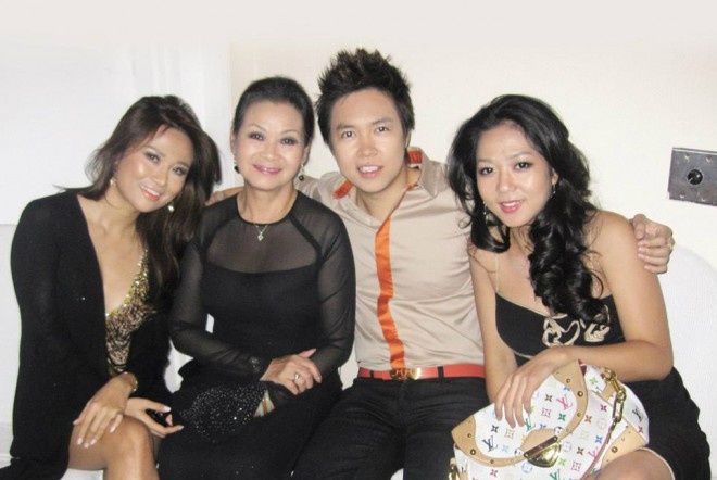 Lê Hiếu chụp ảnh cùng ca sĩ Khánh Ly và hai đồng nghiệp trẻ trong đêm nhạc tại hải ngoại, năm 2010.
