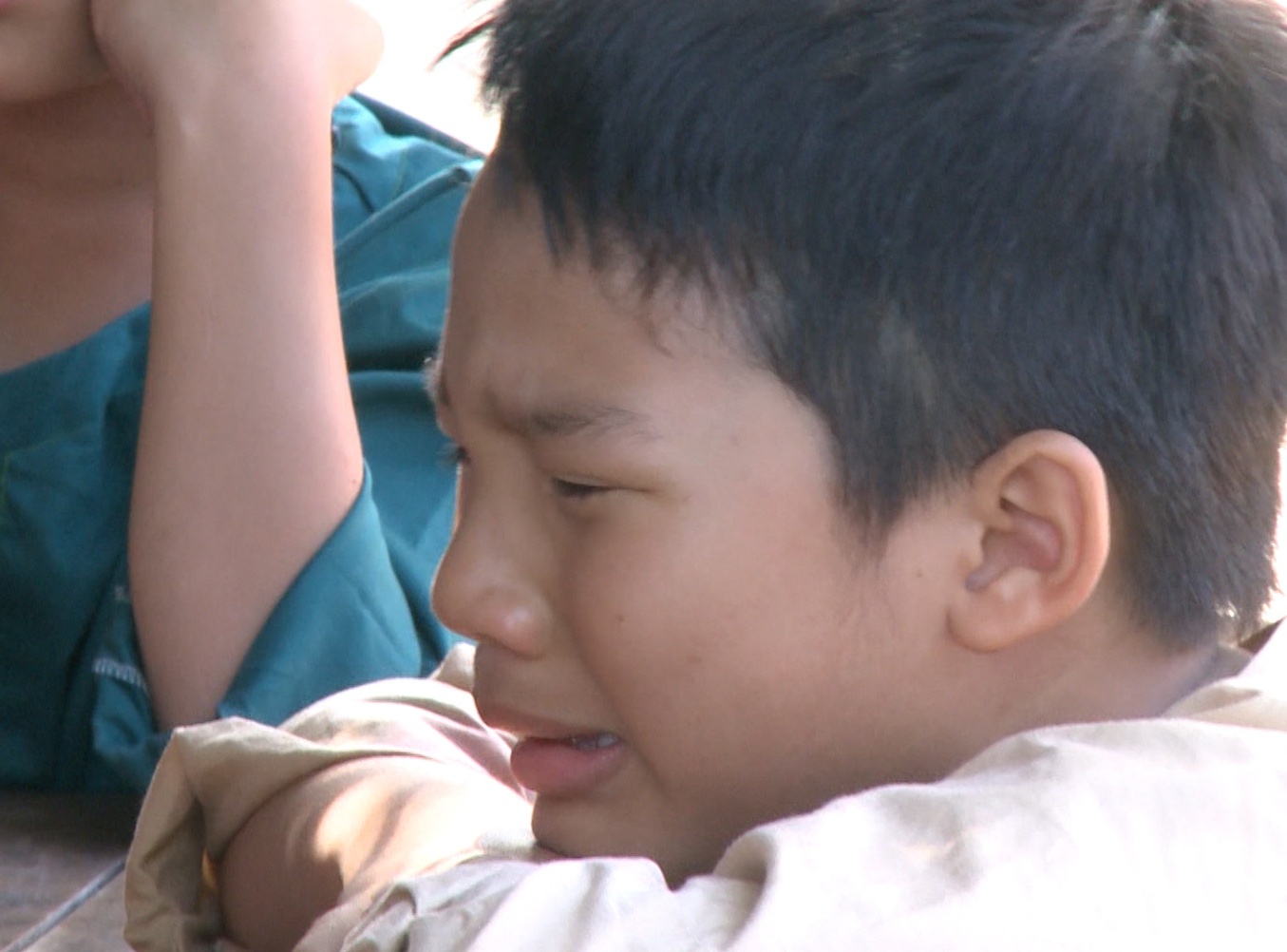 Con trai Hoang Bach khoc nuc no vi thua choi ca hinh anh