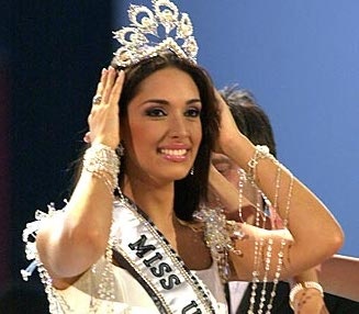 Phan thi ung xu Miss Universe 2003 hinh anh