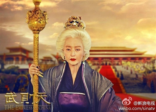 Băng Phạm với mái tóc trắng, làn da nhăn nheo khi tái hiện Võ Tắc Thiên năm 82 tuổi.