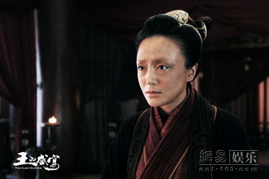 Mỹ nhân Tần Lam đã phải hy sinh gương mặt xinh đẹp như hoa như ngọc để hóa thân thành bà hoàng Lữ Trí ở tuổi xế chiều trong Bữa tiệc của vua (The last supper).