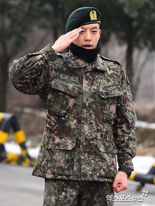 Se7en trong trang phục quân nhân chào người hâm mộ và gửi lời xin lỗi.