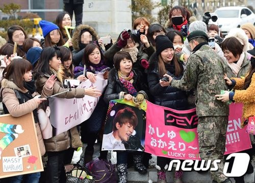 Rất đông người hâm mộ đã đến chúc mừng Se7en xuất ngũ.