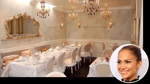 Nhà hàng Madres với phong cách sang trọng và hiện đại của Jennifer Lopez được khai trương vào năm 2002 tại Pasadena và California mang phong cách pha trộn giữa Cuba và Puerto Rico. Hiện tại, Lopez đã đóng của một nhà hàng ở Cali để tập trung cho sự nghiệp âm nhạc.