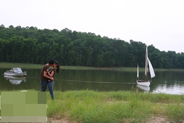 Huyền Lizzie (vai Linh) và  Anh Tuấn (vai Tuấn) có nụ hôn đầy lãng mạn trong phim “Trái tim có nắng”.