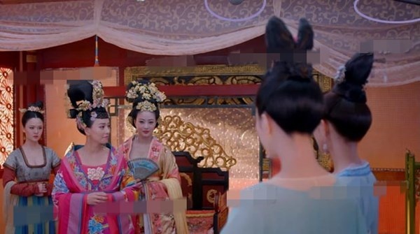 Chiếc mic thu tiếng xuất hiện trong cảnh quay này.