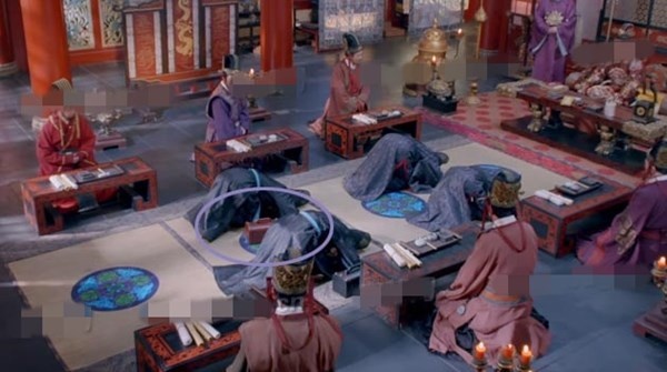 Lúc đầu, chiếc hộp của quan thái y nằm ở phần chiếu màu xanh.