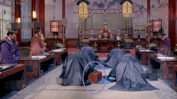 Đổi lại góc máy, chiếc hộp vẫn ở trong phần chiếu màu xanh. Trong suốt cảnh quay này,  các thái y đều phải quỳ rạp và không dám nhúc nhích. Vậy ai đã di chuyển chiếc hộp?