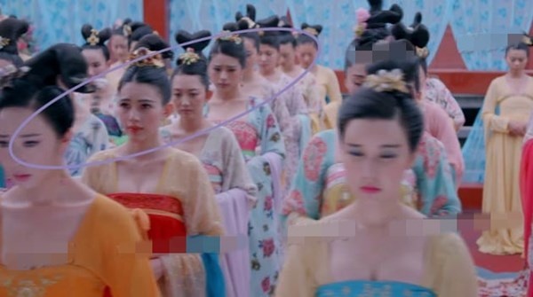 Không tính cung nữ áo vàng đứng cuối cùng, hàng này có 7 tài nhân (thiếp của vua).