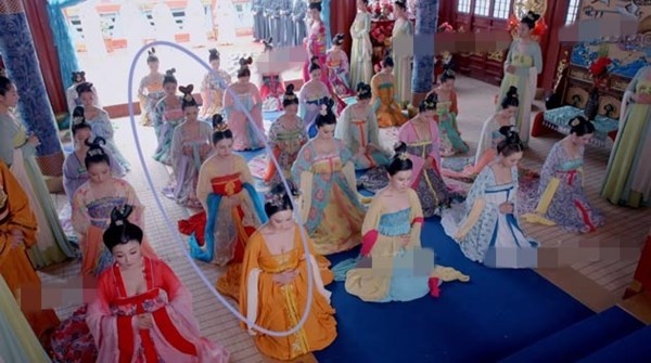 ...Thế nhưng lát sau, chỉ còn có 5 tài nhân.