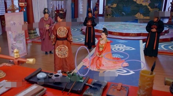 Trong cảnh quay Võ Như Ý (Phạm Băng Băng) quỳ trên sàn nhà...