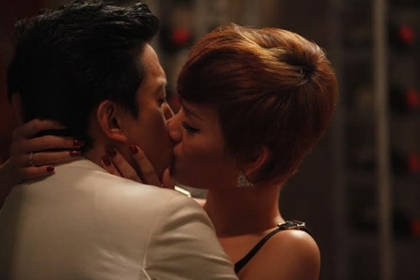Nữ ca sĩ sexy Trà My Idol có nụ hôn cuồng nhiệt với Lam Trường trong