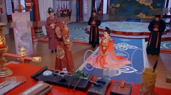 ...khi đổi góc máy, Võ Như Ý lại trở lại vị trí như cũ.