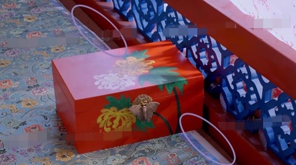 ... không còn phủ sát mép giường nữa.