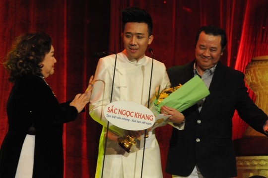 Và cùng với NDND Ngọc Giàu trao giải cho diễn viên hài Trấn Thành vào năm 2013.
