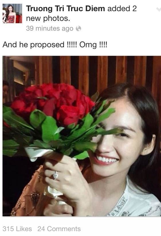 Trước đó, người đẹp hạnh phúc khoe với người hâm mộ. Chiếc nhẫn cầu hôn được bạn trai Việt kiều của người đẹp chọn của thương hiệu Tiffany&Co. Đây là một trong 10 thương hiệu trang sức được mệnh danh chỉ dành riêng cho giới nhà giàu. Kể từ khi thành lập đến nay, Tiffany&Co luôn là lựa chọn hàng đầu của các ngôi sao lớn và là thương hiệu được các tổng thống Mỹ đặt quà tặng, đồ trang sức cho các đệ nhất phu nhân. 