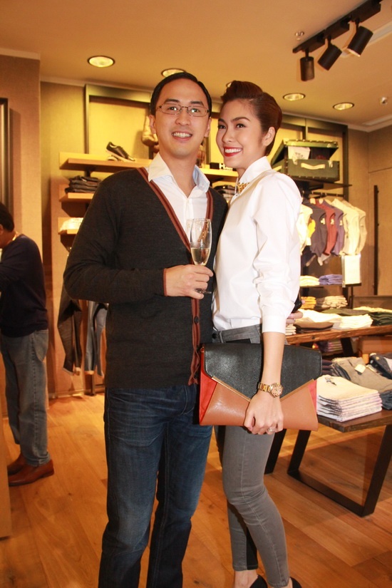 năm 2012. Hà Tăng được phu quân Louis Nguyễn cầu hôn trên đỉnh núi ở New Zealand khiến cô cảm thấy vô cùng phấn khích và nghĩ rằng mình là người hạnh phúc nhất thế gian khi có được tình yêu của Louis Nguyễn.