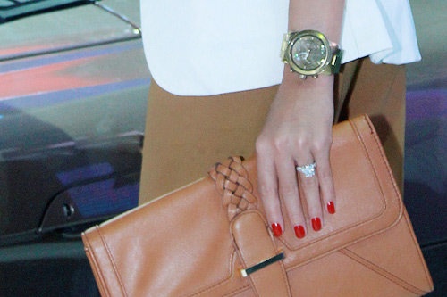 Không chỉ chọn một địa điểm đặc biệt để cầu hôn, Louis Nguyễn còn tặng cho người đẹp nhẫn đính hôn. chiếc nhẫn kim cương có mặt đá được làm nổi lên trên, chiếc nhẫn này ước tính có giá khoảng <abbr class=