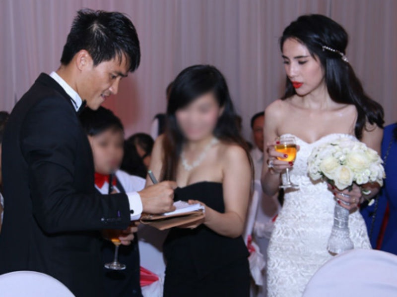 Nhung su co bat ngo trong dam cuoi khung cua sao Viet hinh anh