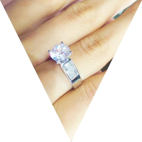 Trước ngày trọng đại, Lê Thúy vui vẻ khoe ảnh cận cạnh chiếc nhẫn cưới gắn kim cương lấp lánh. 