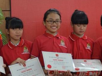 Phuong My Chi sung suong khi nhan giay khen loai gioi hinh anh