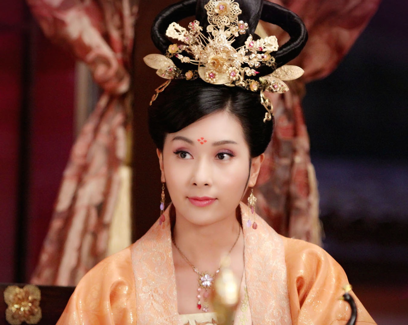 Hoa Hau Hong Kong uat han ket lieu doi minh trong phim moi hinh anh