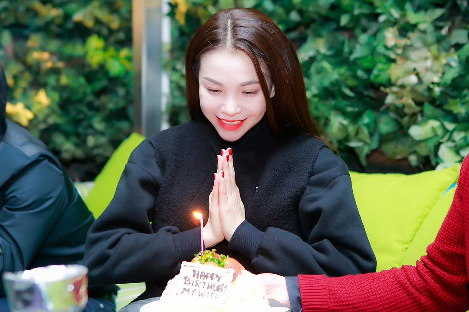 Tra Ngoc Hang duoc ban trai to chuc sinh nhat o Hong Kong hinh anh