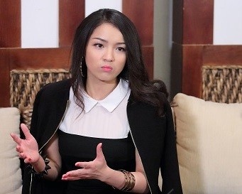 Thuy Top giai bay chuyen noi tieng boi hinh anh goi cam hinh anh