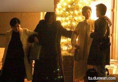 Theo một nguồn tin, ngôi sao Đông tà Tây độc phải nhờ bạn bè “hộ tống” khi ra khỏi Causeway Bar vì bà đã khiêu vũ, hát hò với một anh chàng suốt 5 tiếng đồng hồ.