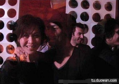 Dù đã kết hôn với Lương Triều Vỹ song Lưu Gia Linh vẫn không bỏ được thói quen thích tụ tập ở bar. Bà xã họ Lương thường xuyên lui tới các hộp đêm uống rượu, khiêu vũ với những anh chàng mới quen ở đây. 