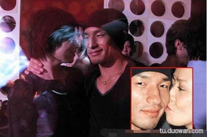 Thậm chí, Gia Linh chẳng ngần ngại thân mật ôm hôn ngôi sao bóng đá xứ sở hoa anh đào, Hidetoshi Nakata. Hình ảnh lúc 