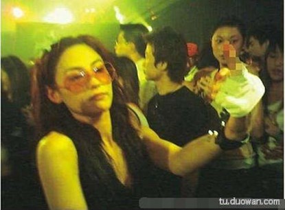 Trương Bá Chi gây sốc khi lộ ảnh “phì phèo” hút thuốc, uống rượu và khiêu vũ nóng bỏng với những kẻ đàn ông xa lạ. Bạn bè của Bá Chi cho biết cô là người rất thích các hộp đêm và thường xuyên lui tới các quán bar sôi động nhất Hong Kong.