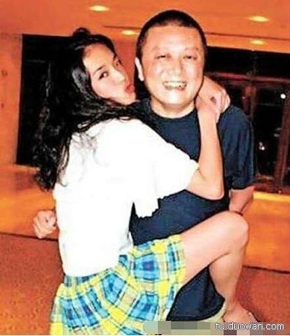 Sau khi hoàn thành những cảnh quay cuối cho bộ phim Phi thành vật nhiễu 2 (If You Are the One 2), Thư Kỳ, Cát Ưu, Diêu Thần đã chọn một câu lạc bộ ở Bắc Kinh làm địa điểm 