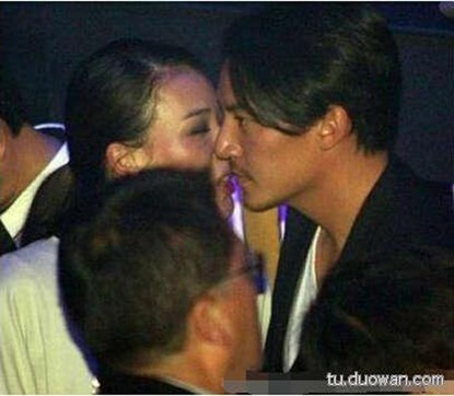 Trong dịp khác, khi đạo diễn Vương Gia Vệ mở bữa tiệc thành lập công ty mới, nhiều người đã nhận ra Thư Kỳ có những hành động thân mật với nam diễn viên Trương Chấn. Thậm chí, có người khẳng định Thư Kỳ đã hôn Trương Chấn ngay tại bữa tiệc náo nhiệt đó.