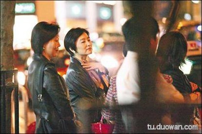 Dù không còn trẻ trung nhưng mỹ nữ họ Lâm rất thích những nơi đông vui như hộp đêm.