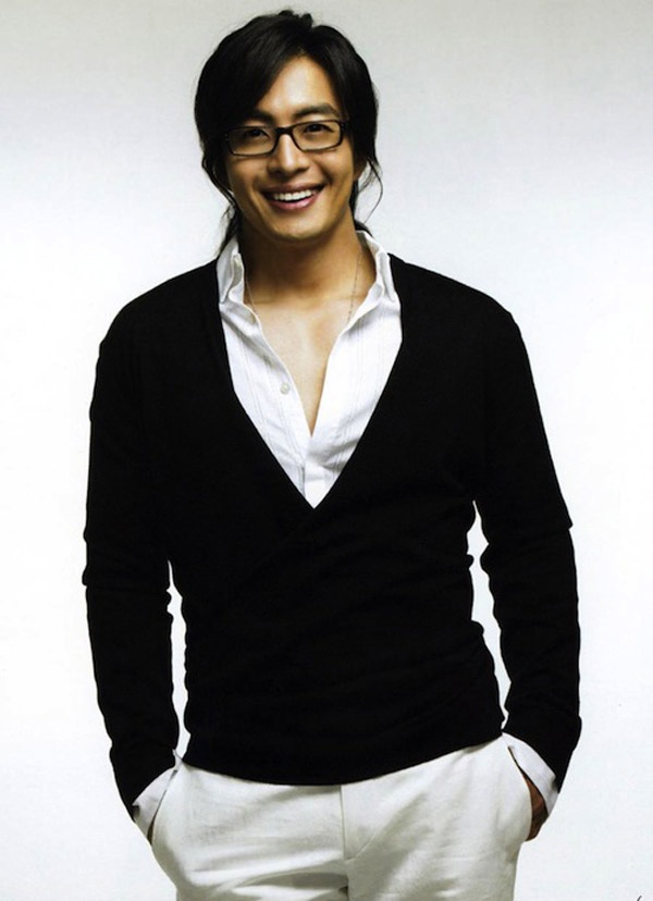 Bae Yong Jun thích để tóc dài nhưng không làm mất đi vẻ nam tính.