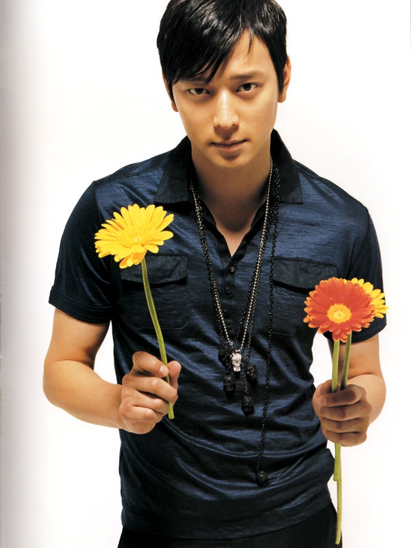 Có lẽ Kang Dong Won là một trong số ít những ngôi sao Hallyu có sở thích đặc biệt này. Không chỉ là thích sưu tầm búp bê bình thường, anh thích sưu tầm những con búp bê có hình hài kỳ lạ với trang phục tả tơi, hệt như những món đồ chơi trong phim kinh dị. Lí giải về sở thích quái gở của mình, nam diễn viên khẳng định, mình thích sưu tầm những con búp bê như vậy chỉ vì một lí do cực kỳ…nữ tính. Đó là mỗi lần nhìn thấy, anh đều bị mê hoặc bởi sự quyến rũ của chúng.