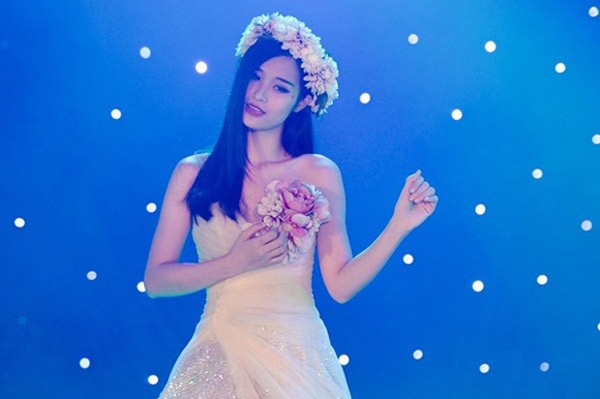 My nhan Viet xinh nhu thien than khi mac vay cuoi trong MV hinh anh