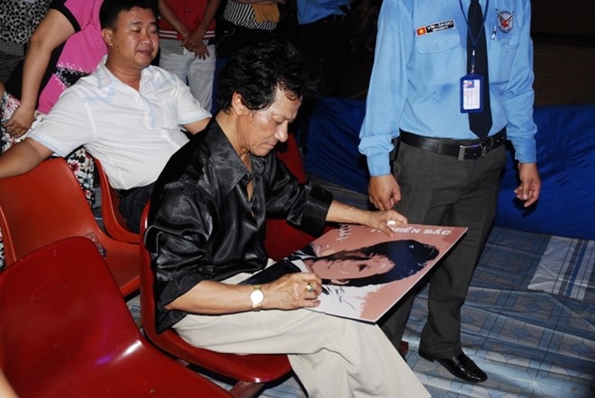 Chế Linh ký tặng cho người hâm mộ trong tour diễn tại các tỉnh miền Nam hồi tháng 12/214. 