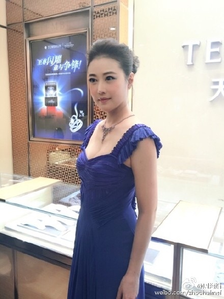 Ở tuổi 49, Châu Hải My mặc váy màu xanh gợi cảm, khoét cổ sâu khéo khoe vòng một đầy đặn trước ống kính. 