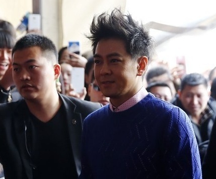 Lam Chi Dinh mat tron phat tuong, gia nua trong thay hinh anh