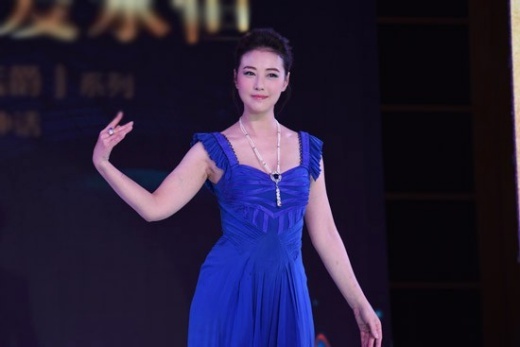 Sở hữu nét đẹp khả ái và dịu dàng, Châu Hải My tham gia cuộc thi Hoa hậu Hồng Kông năm 1985. Tuy không đoạt giải nhưng vẻ đẹp của cô được các đạo diễn chú ý. 