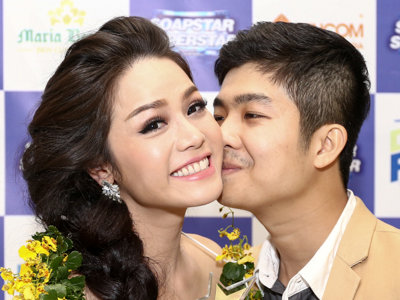 Ong xa om hon chuc mung Nhat Kim Anh dang quang quan quan hinh anh