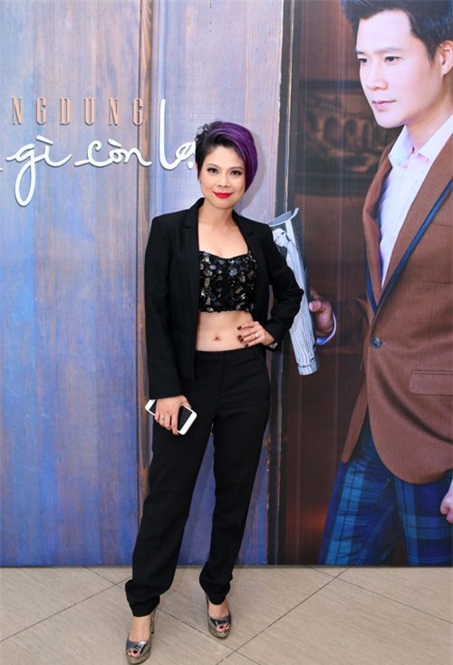 Tại buổi họp báo Quang Dũng ra album mới, Thanh Thảo diện chiếc crop-top đính kim sa cầu kỳ lạc tông vest, quần âu nhăn  nhúm khiến vẻ ngoài của cô trở nên lôi thôi.