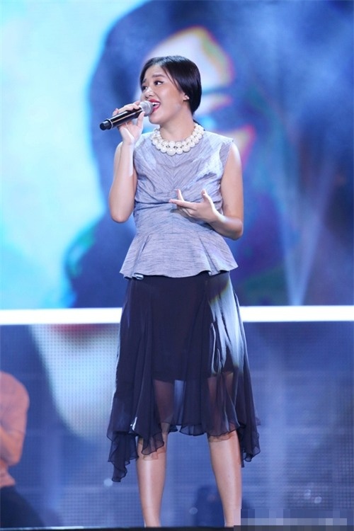 Tham chi tiết như lạm dụng bèo nhún ở cả áo và chân váy khiến trang phục khi lên  sân khấu biểu diễn  của Văn Mai Hương trở nên rườm rà, rối mắt. Chọn màu sắc không phù hợp cũng nhiều lần khiến cô nàng bị già đi.