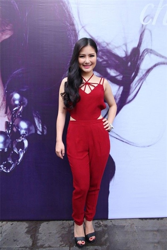 Jumsuit là trang phục không phù hợp với Hương Tràm bởi nó  làm lộ phần cơ thể không thon gọn và 